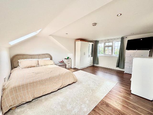Muggeridge Road, Dagenham, RM10 3 bed house to rent £2,150 pcm £496 pw