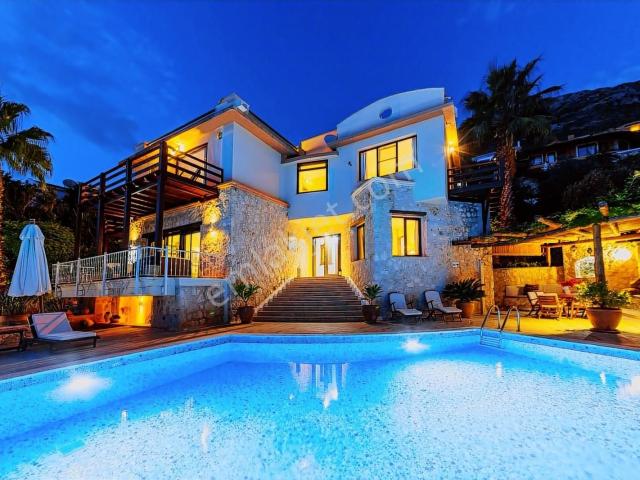 Muhteşem Deniz Manzaralı Geniş Bahçeli Villa