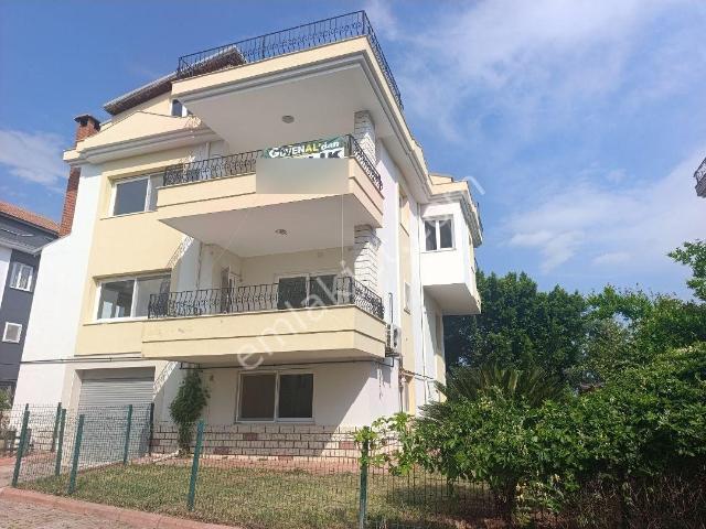 Muhteşem Konumda Göl Manzaralı Kombili 9+2 Bahçeli Satlık Villa
