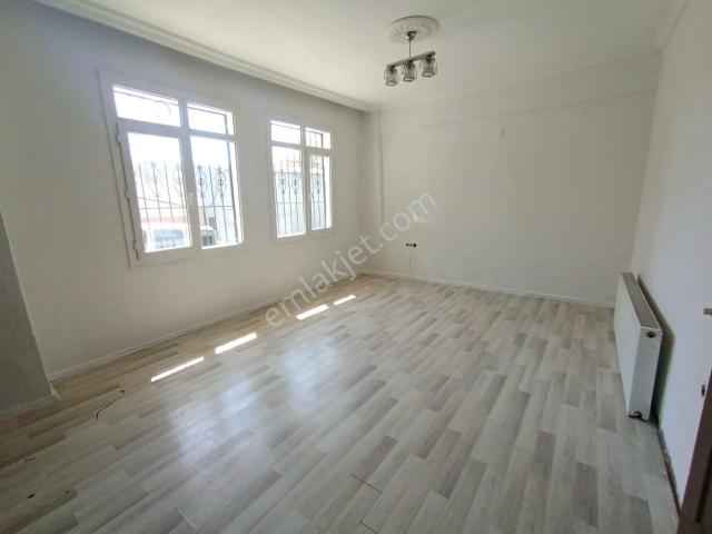 Mühendis Emlak Karabağlar Kibar Mah. Ana Caddeye Yakın 2+1 95 M2 Doğalğazlı Kiralık Daire