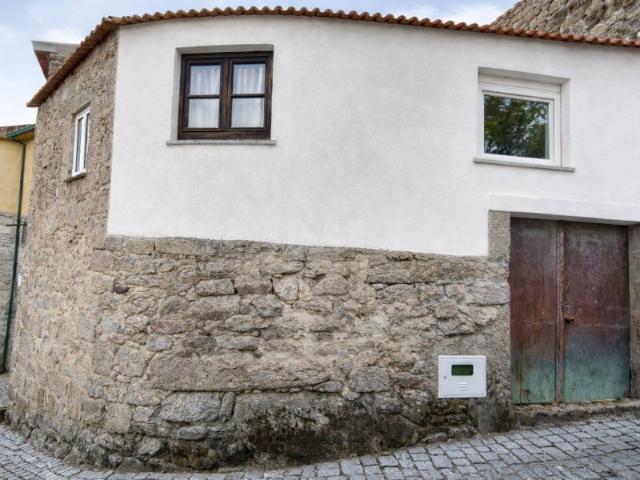 Muito Mais do Que Parece: Casa com traça tipicamente beirã. T1 com potencial de transformação em T2, na sub região Serra da Estrela, com excelentes vistas, muita luminosidade e apenas a 7/8 minutos da A25