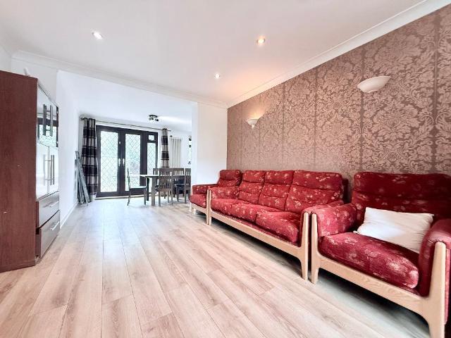 Muirfield, East Acton, London, W3 7NR 5 bed semi detached house to rent £3,500 pcm £808 pw