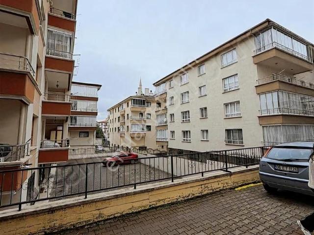 Mükemmel Konumda Devasa Genişlikte 5+1 Kullanışlı Temiz Daire