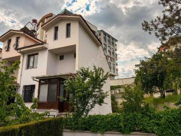 Mükemmel Lokasyon,köşe Başı,geniş Bahçe, 5+1 Müstakil Ev