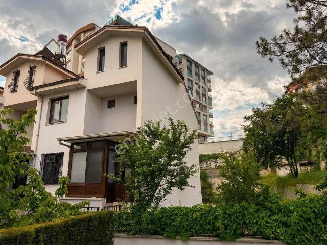 Mükemmel Lokasyon,köşe Başı,geniş Bahçe, 5+1 Müstakil Ev