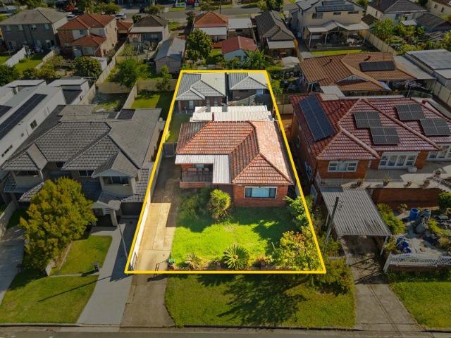 Multi Dwelling Income Investment Main House + Granny Flat + Studio