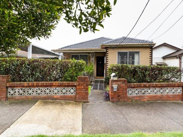 Multi generational home or double stream investment opportunity