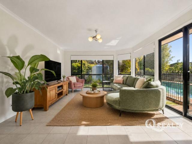 Multi Generational Living on 871m2 with Pool!