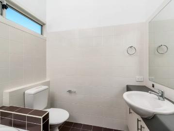 MULTI LEVEL 4 BEDROOM, 3 BATHROOM HOME WITH CITY VIEWS!