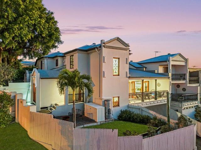 MULTI LEVEL LUXURY TOWNHOUSE LIFESTYLE!