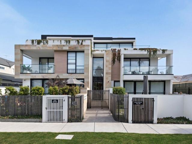 Multi level penthouse between shops and shore