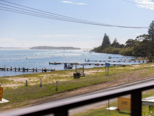 MULTI LIVING RIVERFRONT RETREAT