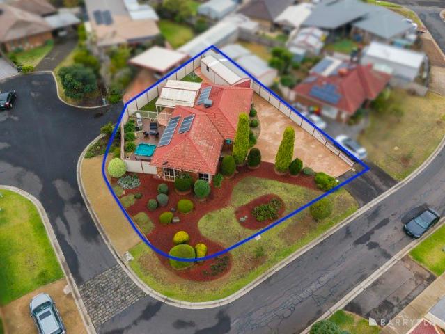 Multiple Living Areas, Outdoor Entertaining & Endless Family Appeal