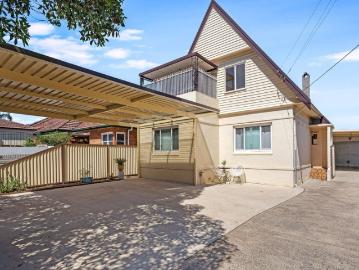 RARE TRIPLE LIVING OPPORTUNITY | MASSIVE RENTAL INCOME POTENTIAL