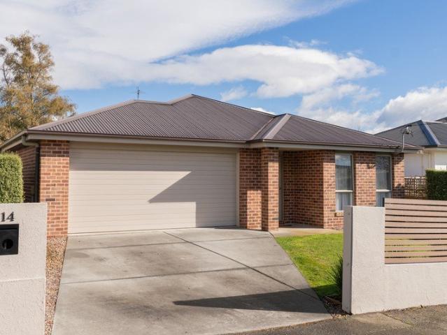 Multiple living rooms, flat accessbility, undercover alfresco area, established gardens within walking distance to Scotch Oakburn