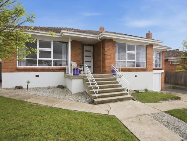 Multiple living rooms, renovated throughout, generous backyard within easy walk to Riverside Shopping Centre, Golf Course & Pool