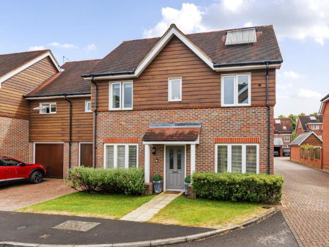 Mulberry Way, Ashtead KT21 3 bed semi detached house to rent £2,900 pcm £669 pw