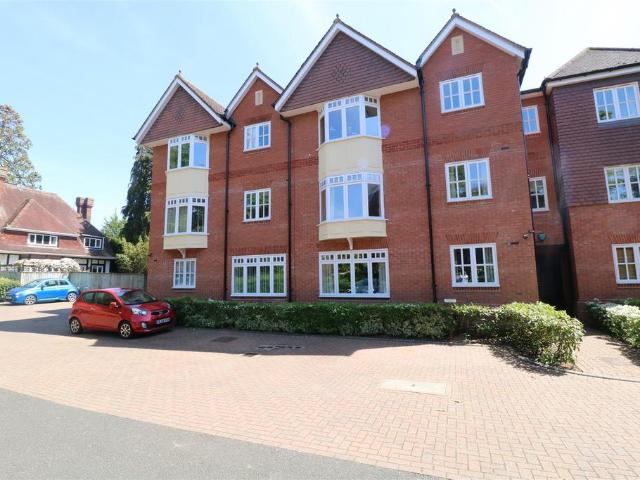 Mulberry Court, Kenilworth 2 bed apartment to rent £1,250 pcm £288 pw