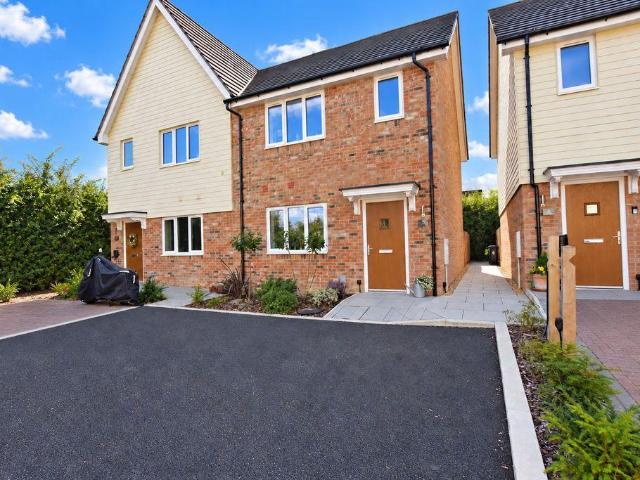 Mulberry Close, Coxheath 3 bed semi detached house to rent £1,750 pcm £404 pw