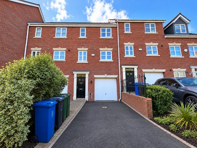 Mulberry Close, Manchester, M26 3 bed townhouse to rent £1,200 pcm £277 pw