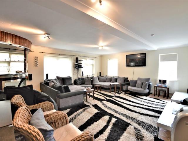 Mulberry Drive, Langley 5 bed detached house to rent £3,750 pcm £865 pw