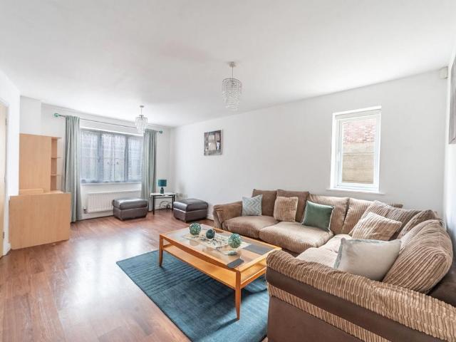 Mulberry Place, Harrow, HA2 3 bed semi detached house to rent £4,250 pcm £981 pw