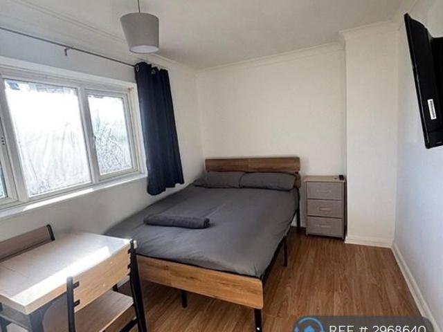 Mulberry Road, Crawley, RH11 1 bed in a house share to rent £850 pcm £196 pw
