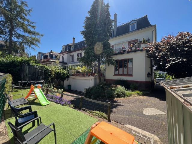 Mulhouse Bas Rebberg Maison bourgeoise de 1910 385 m2 sur 4 étages 12 pièces 9 chambres 3 salles de bain, sur