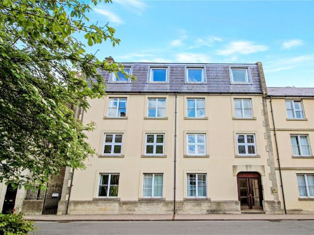 Mullings Court, Cirencester GL7, 2 bed flat to rent, £1,350 pcm | PrimeLocation