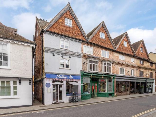 Mullins Court 2 bed apartment to rent £1,525 pcm £352 pw