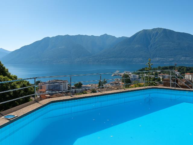 MURALTO – Elegante Wohnung mit privatem Pool und traumhafter Seesicht