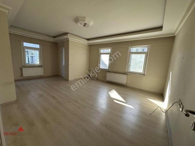 Murat Emlak'tan Akşm Mah 2+1 Ç.balkonlu Cadde Üstü Kiralık Daire