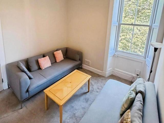 Murieston Crescent, Edinburgh, EH11 4 bed flat to rent £2,730 pcm £630 pw
