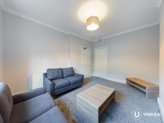 Murieston Terrace, Dalry, Edinburgh. 3 bed apartment to rent £2,300 pcm £531 pw