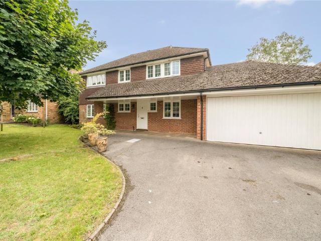 Murray Court, Sunninghill, Berkshire. 4 bed detached house to rent £4,250 pcm £981 pw
