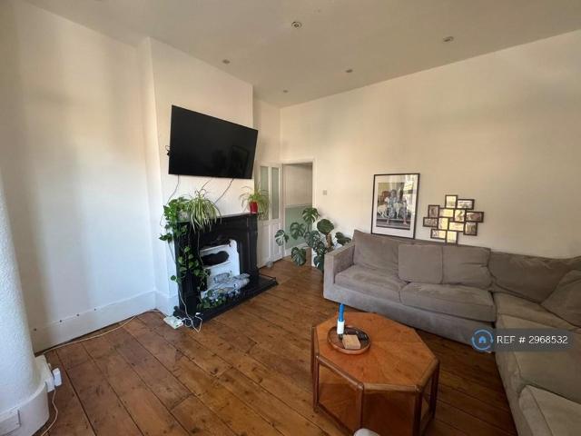 Murray Road, London, W5 2 bed maisonette to rent £2,400 pcm £554 pw