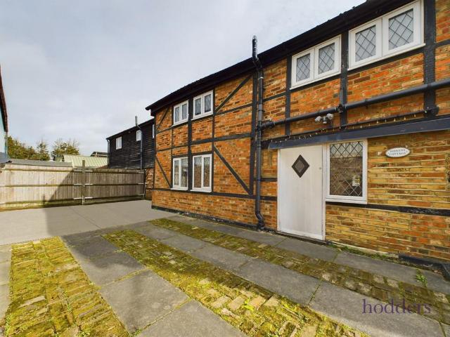 Murray Road, Ottershaw, Chertsey. 2 bed maisonette to rent £1,750 pcm £404 pw