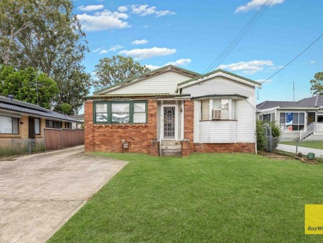 Must Be Sold! Walk To All Amenities In The Heart Of Toongabbie!
