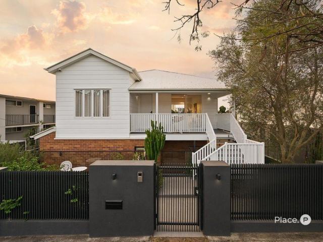 Must See City View Family Luxury on an 810m² Poets Corner Holding
