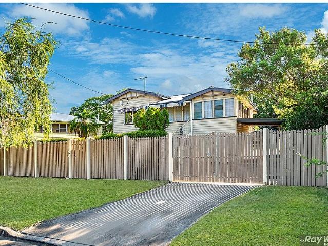 Must See! Family Friendly 3 Bedder + Sunroom!