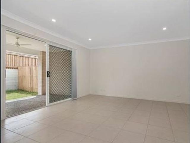 MUST SEE, SPACIOUS 4 BEDROOM DUPLEX WITH LARGE YARD!