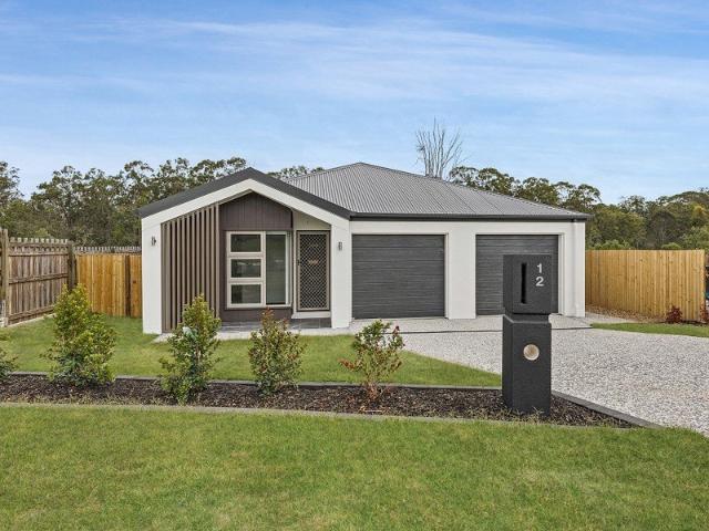 MUST SEE, SPACIOUS 4 BEDROOM DUPLEX!