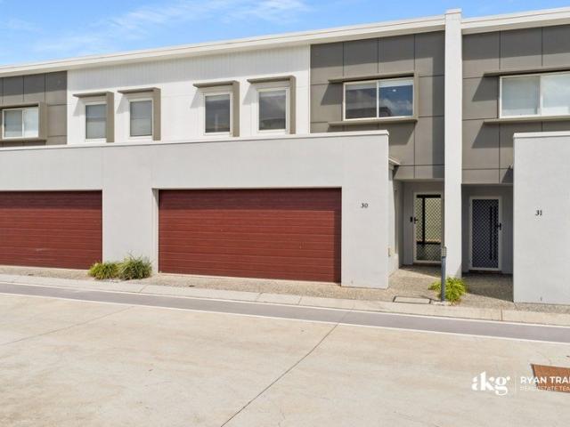 MOVE IN READY! SPACIOUS TOWNHOUSE