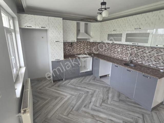 Müstakil Bahceli 2 Ci Kat 3+1 Oda Kiralık Daire