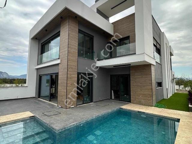 Müstakil Özel Havuzlu 4+1 Satılık Villa