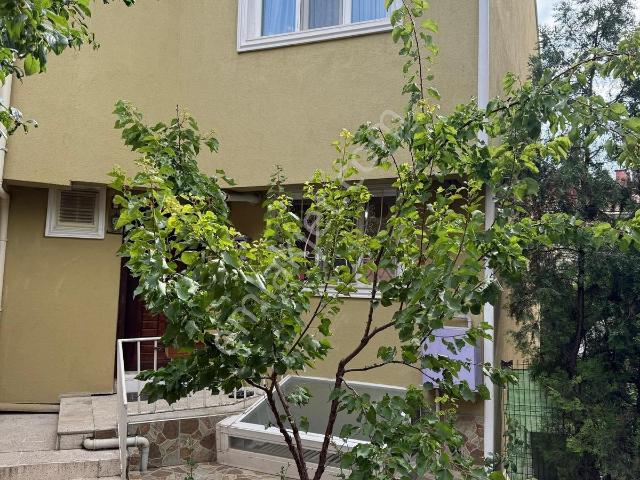 Site İçerisinde Geniş Bahçeli Önü Açık Yapılı 3+2 Villa Tadında
