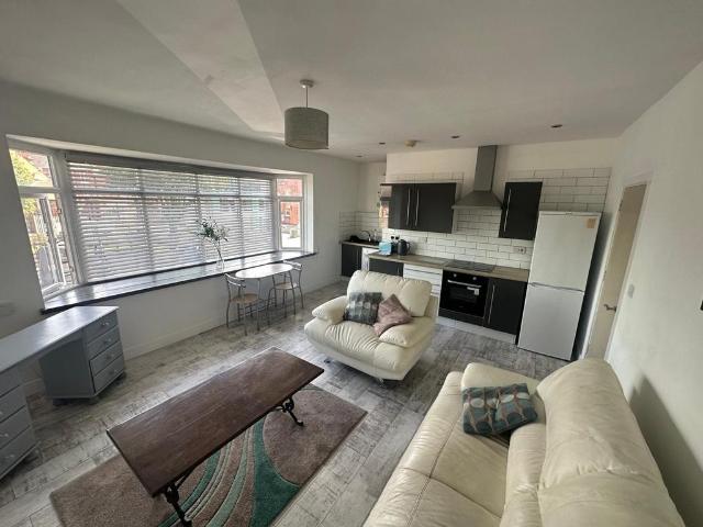 Musters Road, Nottingham, NG2 2 bed flat to rent £1,550 pcm £358 pw