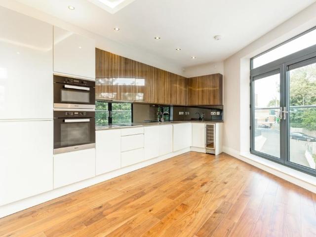 Muswell Hill London N10 2 bed flat to rent £3,033 pcm £700 pw