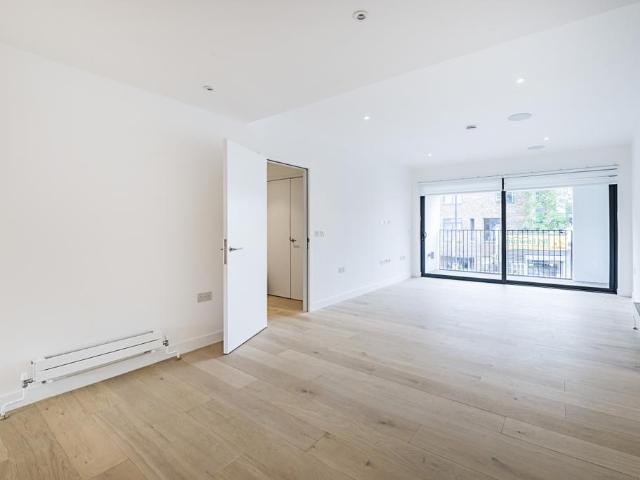 Muswell Hill London N10 2 bed flat to rent £3,250 pcm £750 pw