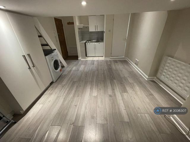 Muswell Hill, London, N10 Studio to rent £1,250 pcm £288 pw